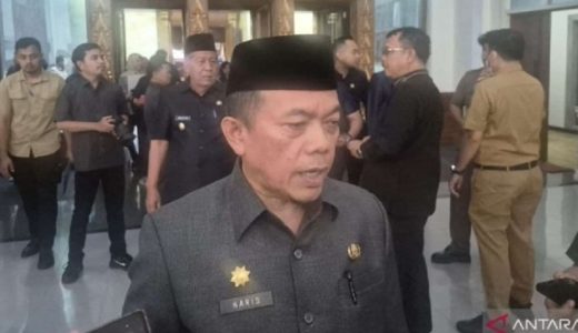 72224-gubernur-jambi-al-haris-saat-memberikan-keterangan-di-jambi-senin-1492026