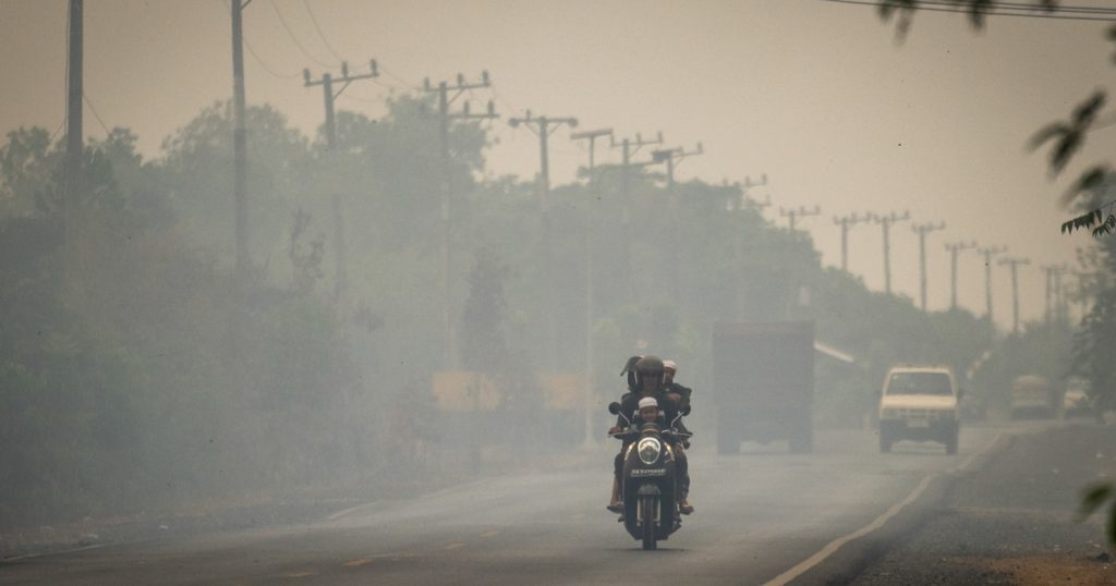 75816-kabut-asap-kalsel-kabut-asap-di-kalimantan-selatan