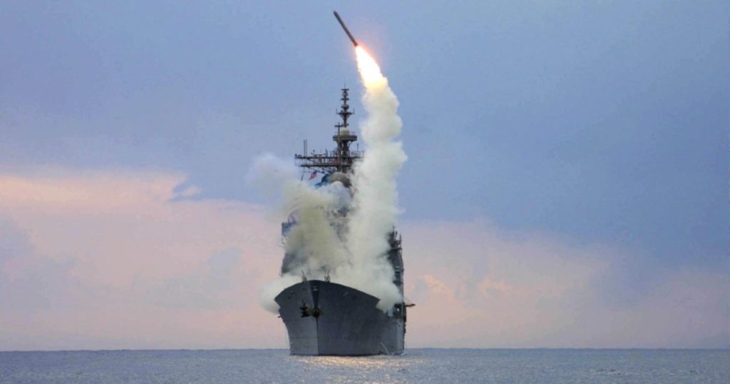 80394-ilustrasi-kapal-tempur-amerika-serikat-saat-menyerang-markas-houthi-yaman-militarytodaycom
