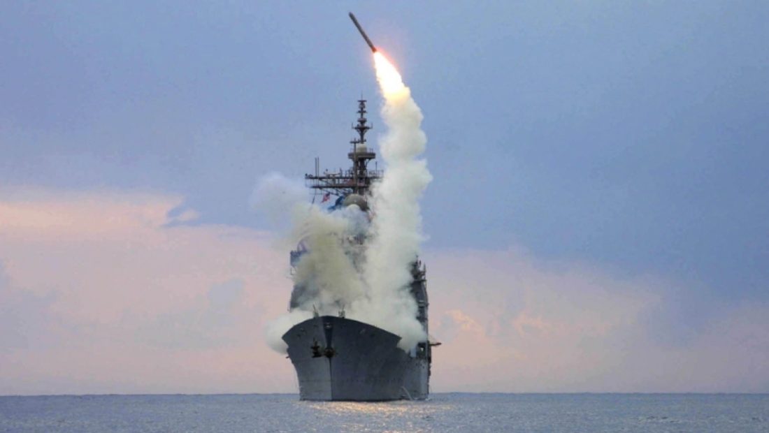 80394-ilustrasi-kapal-tempur-amerika-serikat-saat-menyerang-markas-houthi-yaman-militarytodaycom