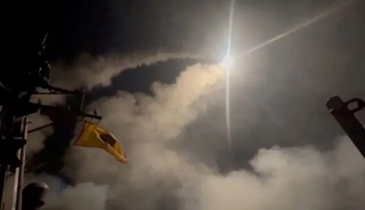 91643-sebuah-rudal-diluncurkan-ke-langit-dalam-operasi-yang-diklaim-menargetkan-houthi-yaman