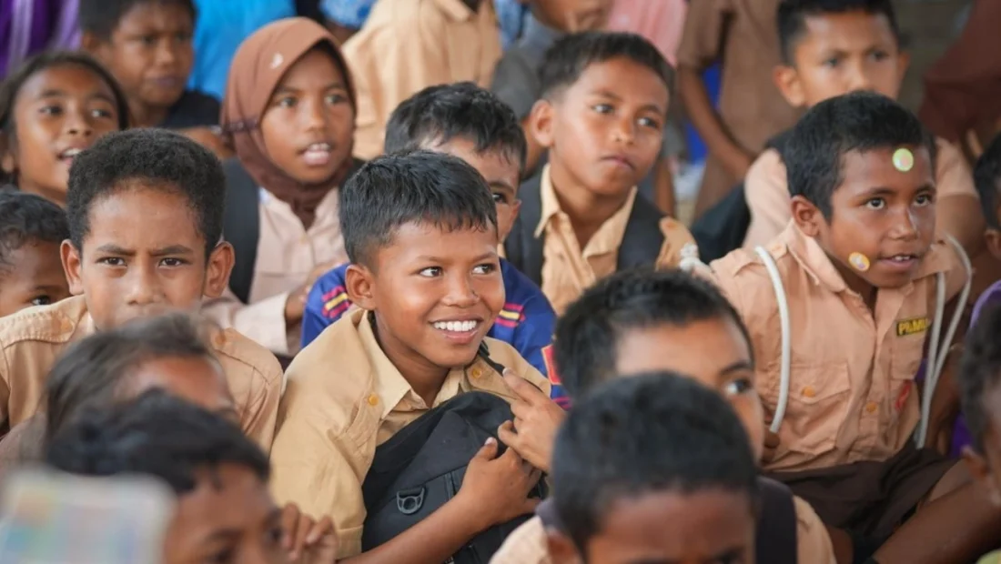 57232-warga-desa-waekokak-pascagempa-ntt