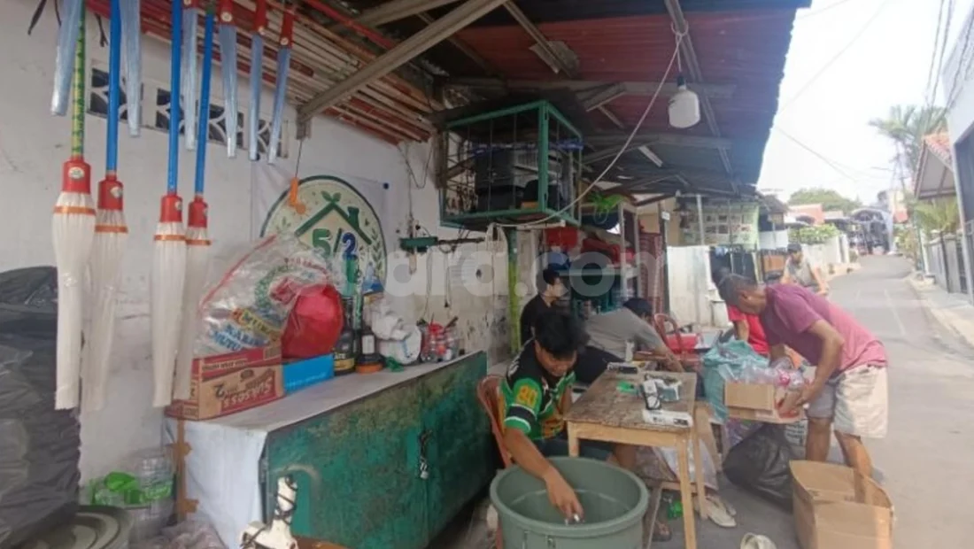 72222-di-tangan-saiful-ketua-rt-05rw-02-petukangan-utara-jakarta-selatan-limbah-botol-plastik-tak-lagi