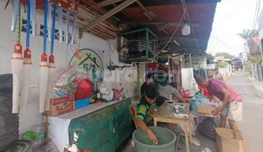 72222-di-tangan-saiful-ketua-rt-05rw-02-petukangan-utara-jakarta-selatan-limbah-botol-plastik-tak-lagi